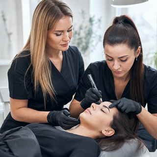 Corso di trucco permanente con pratica su modella: perché l’esperienza reale fa la differenza