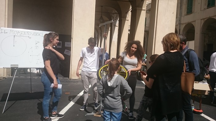 Fisica, esperimenti e giochi: un giornata alla scoperta della scienza per i bambini di Savona