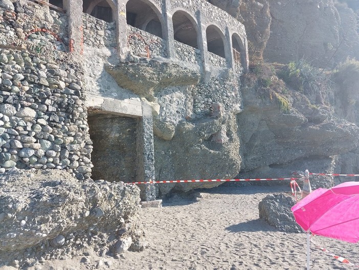 Cadono pietre sopra la spiaggia libera ad Albisola. Il sindaco: "Interdetta una parte, dovremo sviluppare le azioni da produrre per poter riaprire nel breve periodo" (FOTO E VIDEO) Cadono pietre sopra la spiaggia libera ad Albisola. Il sindaco: "Interdetta una parte, dovremo sviluppare le azioni da produrre per poter riaprire nel breve periodo" (FOTO E VIDEO)