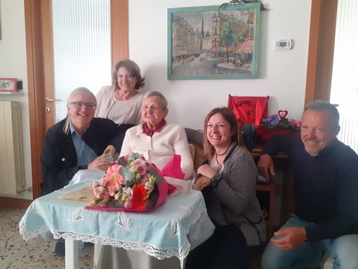 La signora Anna, insieme all’assessore Giampaolo Giudice, alla consigliera Lucia Facchineri e a due dei suoi tre figli La signora Anna, insieme all’assessore Giampaolo Giudice, alla consigliera Lucia Facchineri e a due dei suoi tre figli