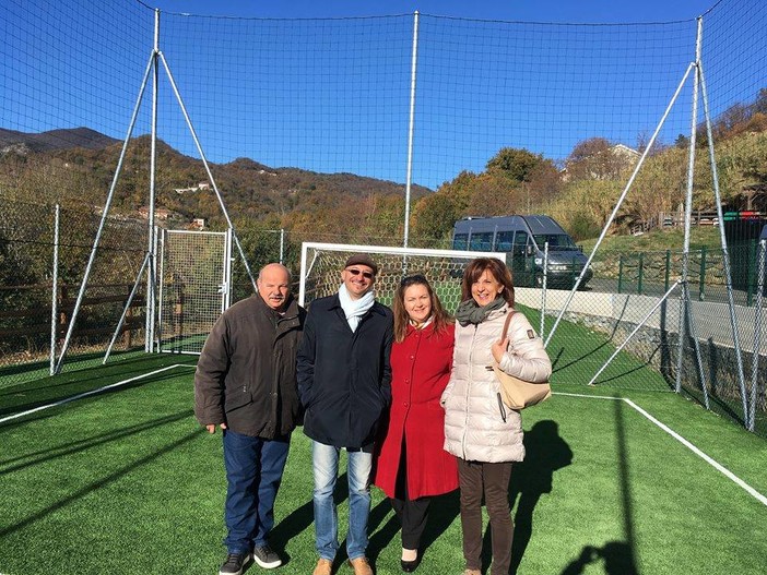 Consegnato il campo polivalente all'impianto scolastico di Stella San Giovanni Consegnato il campo polivalente all'impianto scolastico di Stella San Giovanni
