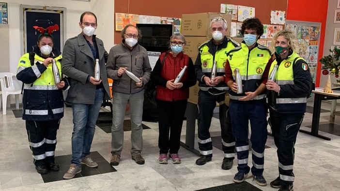 Finale, un regalo amico dell'ambiente per gli studenti: consegnate le borracce nelle scuole elementari e medie