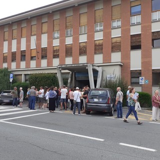 Cambio medico di famiglia, caos e code fuori l'Asl 2 di Carcare: malumore tra i cittadini (FOTO) Cambio medico di famiglia, caos e code fuori l'Asl 2 di Carcare: malumore tra i cittadini (FOTO)