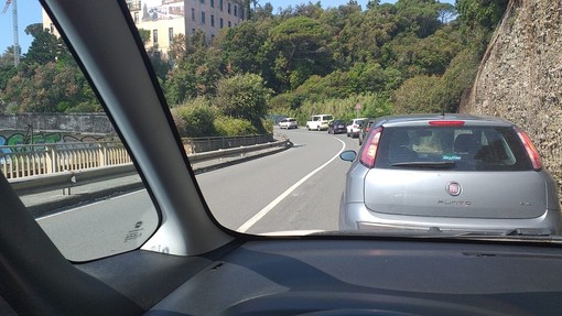 Semafori sull'Aurelia, tra Varazze e Celle traffico sotto scacco: la rabbia degli automobilisti in coda