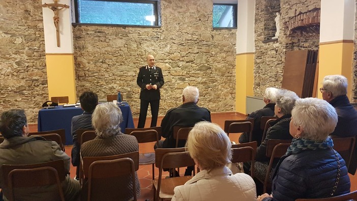 Laigueglia: i carabinieri incontrano i cittadini per parlare di truffe e furti Laigueglia: i carabinieri incontrano i cittadini per parlare di truffe e furti