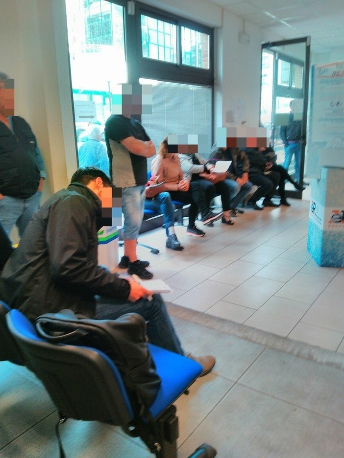 Ultimo giorno per la rottamazione delle cartelle, lunghe code e disagi all'Agenzia delle Entrate di Albenga