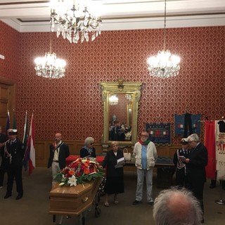 Savona, l’ultimo saluto a Giovanni Urbani nella sua Sala Rossa (FOTO e VIDEO)