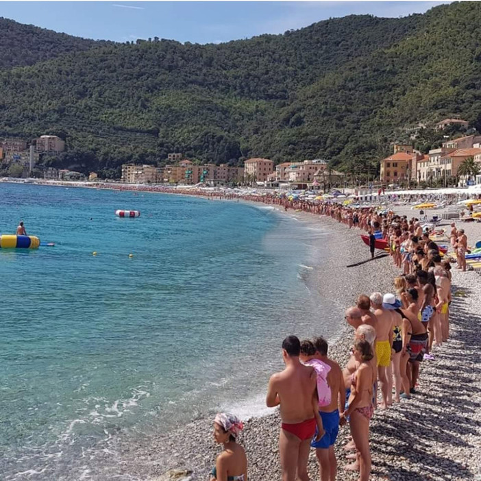Una "catena umana" unisce idealmente in un abbraccio Noli e il Ponte Morandi
