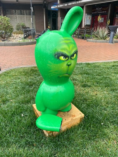 Albisola, danneggiato nuovamente un coniglio "Osvaldo". L'artista: "Siamo a 4 rubati e 4 vandalizzati. No comment"