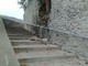 Giustenice, crolla una porzione del muro di piazza Don Noli: evacuata un'abitazione e interdetto l'accesso della scuola materna (FOTO)
