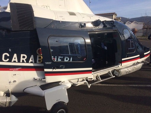 Tentato furto ad Alassio: i carabinieri pattugliano la zona con l'elicottero Tentato furto ad Alassio: i carabinieri pattugliano la zona con l'elicottero