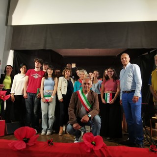 Albisola, consegnata ai neo maggiorenni albisolesi una copia della Costituzione Albisola, consegnata ai neo maggiorenni albisolesi una copia della Costituzione