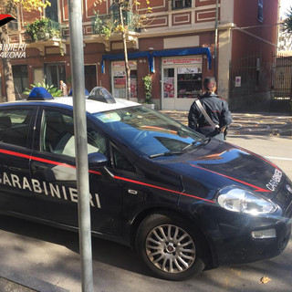 Albenga, minaccia con una sedia e colpisce al volto un esercente per rubargli l'incasso: arrestato 31enne irregolare Albenga, minaccia con una sedia e colpisce al volto un esercente per rubargli l'incasso: arrestato 31enne irregolare