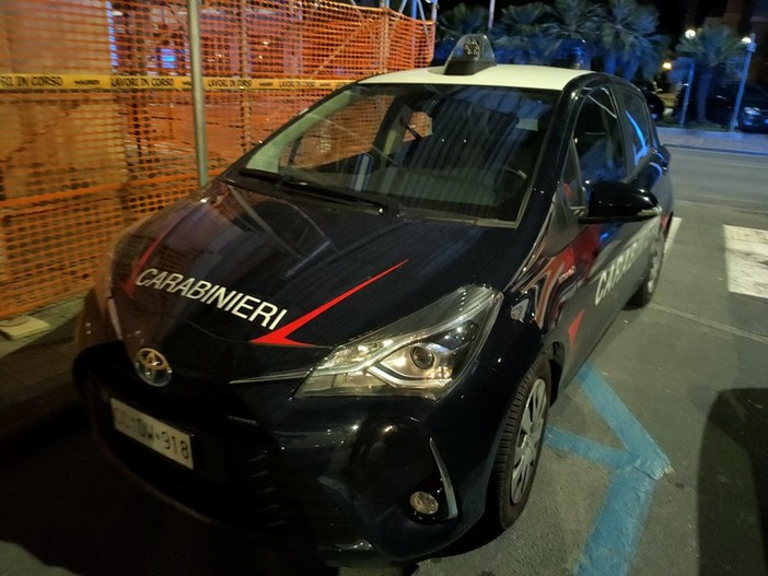 Incidente al poligono di tiro: uomo ferisce accidentalmente due persone