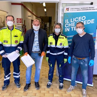 Albenga, il Liceo "Giordano Bruno" consegna dispositivi didattica a distanza con la collaborazione della Protezione civile