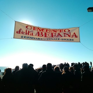 Il freddo non ferma il cimento della Befana a Finale Ligure (FOTO e VIDEO)