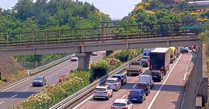 Incidente sulla A10 tra Celle e Albisola, schianto tra un'auto e un camion: soccorsi mobilitati, traffico in tilt Incidente sulla A10 tra Celle e Albisola, schianto tra un'auto e un camion: soccorsi mobilitati, traffico in tilt