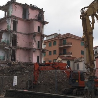 Celle, riscontrate lastre di eternit nell'ex Hotel Pescetto: stop ai lavori