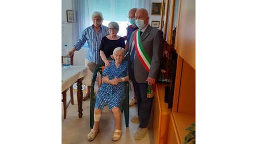 Quiliano è in festa per i 100 anni della ​signora Anna Delfino (FOTO)