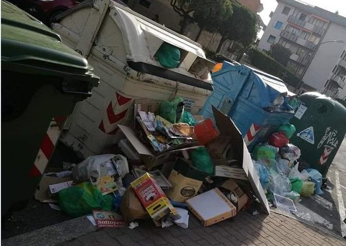 Savona, il sindaco chiede ad Ata per le festività natalizie una pulizia straordinaria. I sindacati: "No alle prestazioni aggiuntive, diffidiamo l'azienda e comune a ricorrere a terzi" Savona, il sindaco chiede ad Ata per le festività natalizie una pulizia straordinaria. I sindacati: "No alle prestazioni aggiuntive, diffidiamo l'azienda e comune a ricorrere a terzi"
