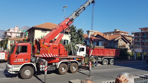 Incidente a Borghetto: in corso la rimozione del camion (FOTO e VIDEO) Incidente a Borghetto: in corso la rimozione del camion (FOTO e VIDEO)