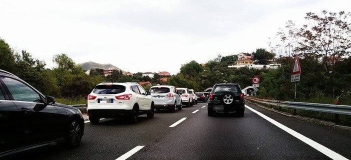 Domenica di disagi in autostrada: code sulla A10 a causa dei cantieri Domenica di disagi in autostrada: code sulla A10 a causa dei cantieri
