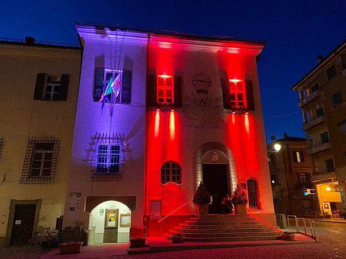 Settimana Mondiale della Croce Rossa: il palazzo comunale di Millesimo si colora di rosso e bianco (FOTO)