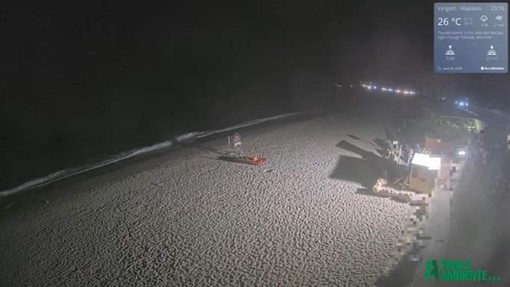 La webcam posizionata sulla spiaggia del Malpasso inquadra sullo sfondo il serpentone di auto in coda intorno alle 23.30 di ieri, 26 giugno La webcam posizionata sulla spiaggia del Malpasso inquadra sullo sfondo il serpentone di auto in coda intorno alle 23.30 di ieri, 26 giugno