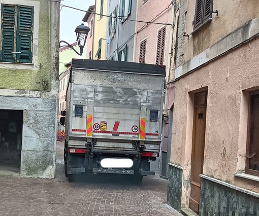 Altare, la consigliera Scotti: "La viabilità segue regole proprie, chi dovrebbe vigilare dov'è?", il sindaco Briano: "Polemiche sterili" Altare, la consigliera Scotti: "La viabilità segue regole proprie, chi dovrebbe vigilare dov'è?", il sindaco Briano: "Polemiche sterili"