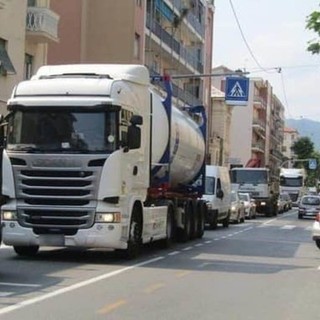 Stop mezzi pesanti ad Albisola, un centinaio le multe. Garbarini: "Siamo rimasti soli, il manto stradale si sta sfondando"