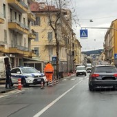 Albisola, si rompe un tubo della fogna in corso Ferrari: polizia locale sul posto