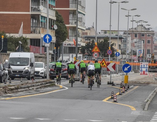 Savona, prosegue il restyling di via Nizza: ciclisti nel caos del traffico