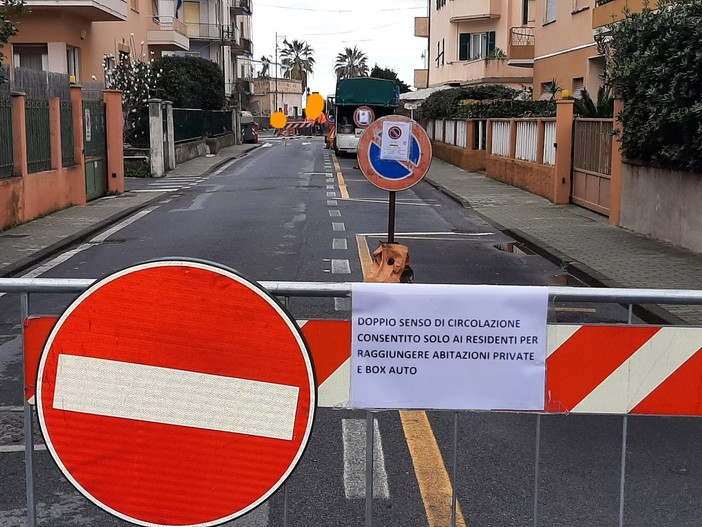 Albissola, rimozione dell'assestamento sulla strada: chiusa via Cilea