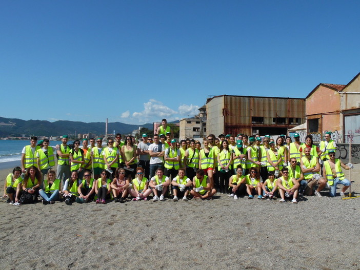 "Let’s Clean Up 2016", gli studenti universitari puliscono il litorale savonese: raccolti mille chili di rifiuti