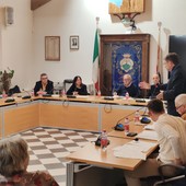 Spostamento della ferrovia a monte, a Pietra il Consiglio comunale si compatta: "Tutelare l’area archeologica di Corte, valutare l’interramento dell’attuale linea"