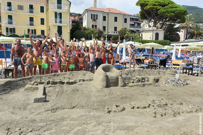 Alassio: successo per la 38° edizione dei castelli di sabbia. Vince "Ad Alassio mi rilassio"