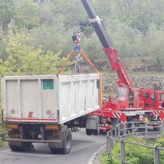 Camion incastrato sulla Provinciale a Giustenice (FOTO)