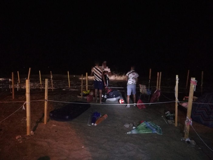Alassio, bivacchi abusivi sulla spiaggia libera: intervento dei carabinieri (FOTO e VIDEO) Alassio, bivacchi abusivi sulla spiaggia libera: intervento dei carabinieri (FOTO e VIDEO)