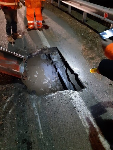 Nella foto: un dettaglio del cedimento della sede stradale sulla Sp29 Nella foto: un dettaglio del cedimento della sede stradale sulla Sp29