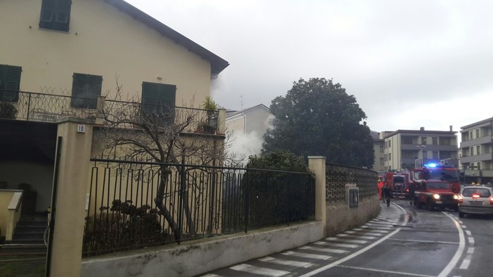 Villa distrutta dalle fiamme a Finalborgo: amico e pompieri eroi salvano un anziano e un cane Villa distrutta dalle fiamme a Finalborgo: amico e pompieri eroi salvano un anziano e un cane