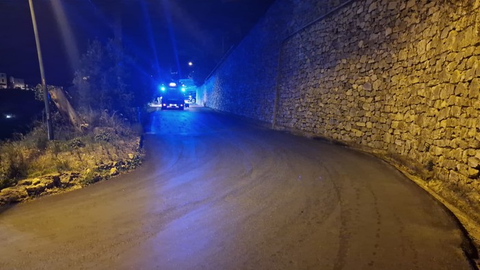 Finale, camion sbaglia manovra e rimane incastrato: strada per San Bernardino bloccata (FOTO) Finale, camion sbaglia manovra e rimane incastrato: strada per San Bernardino bloccata (FOTO)