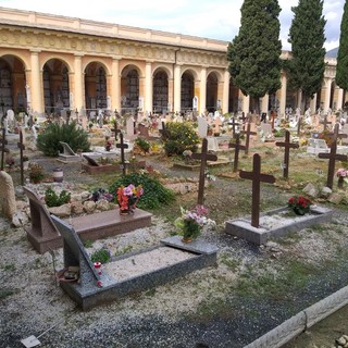 Albenga, cimitero di Leca: la Sat esegue lavori di pulizia straordinaria Albenga, cimitero di Leca: la Sat esegue lavori di pulizia straordinaria
