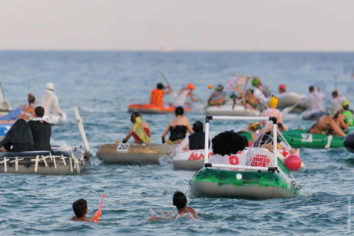 Ad Alassio si naviga e si ride con la spiritosa "Canotto race"