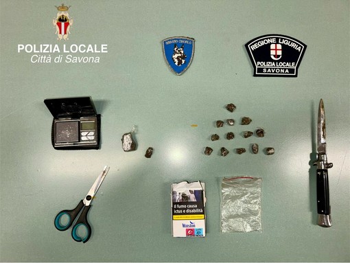 Utilizzava un cassonetto dei rifiuti nei giardini delle Trincee per nascondere la droga: trovati 13 dosi di hashish e un coltello