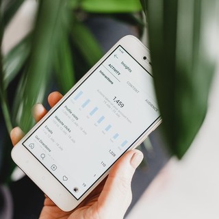 Perde il cellulare, ma per riavere il numero deve aspettare oltre un mese