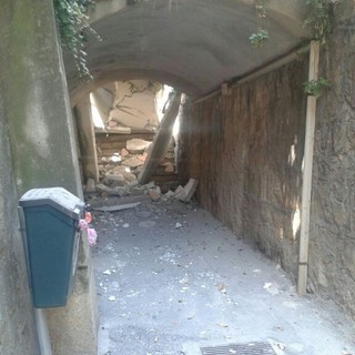 Muro della palestra di Laigueglia crolla sui binari: circolazione ferroviaria sospesa