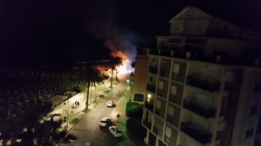 Albenga, chiosco in fiamme sul lungomare: vigili del fuoco mobilitati (FOTO) Albenga, chiosco in fiamme sul lungomare: vigili del fuoco mobilitati (FOTO)
