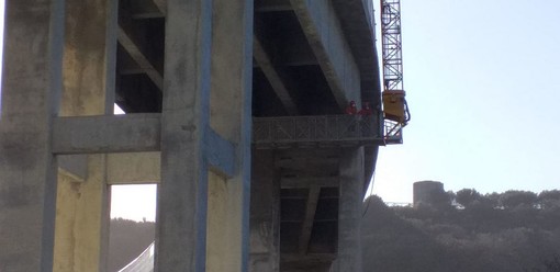 Celle, continuano gli interventi sul viadotto Costa: controlli del carroponte sull'impalcato dell'A10 Celle, continuano gli interventi sul viadotto Costa: controlli del carroponte sull'impalcato dell'A10
