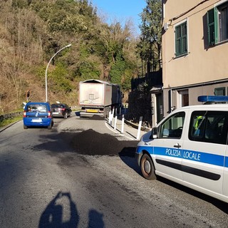 Camion perde carbone sulla Sp 29: disagi alla viabilità (FOTO)