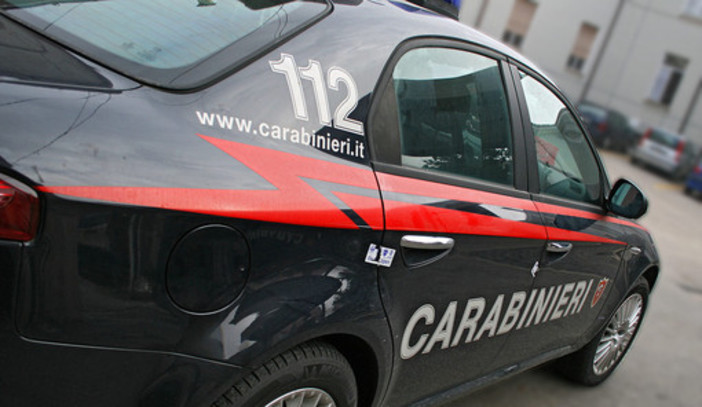 Casanova Lerrone, prova a disfarsi di un coltello di 20 cm lanciandolo dalla sua auto: denunciato dai carabinieri